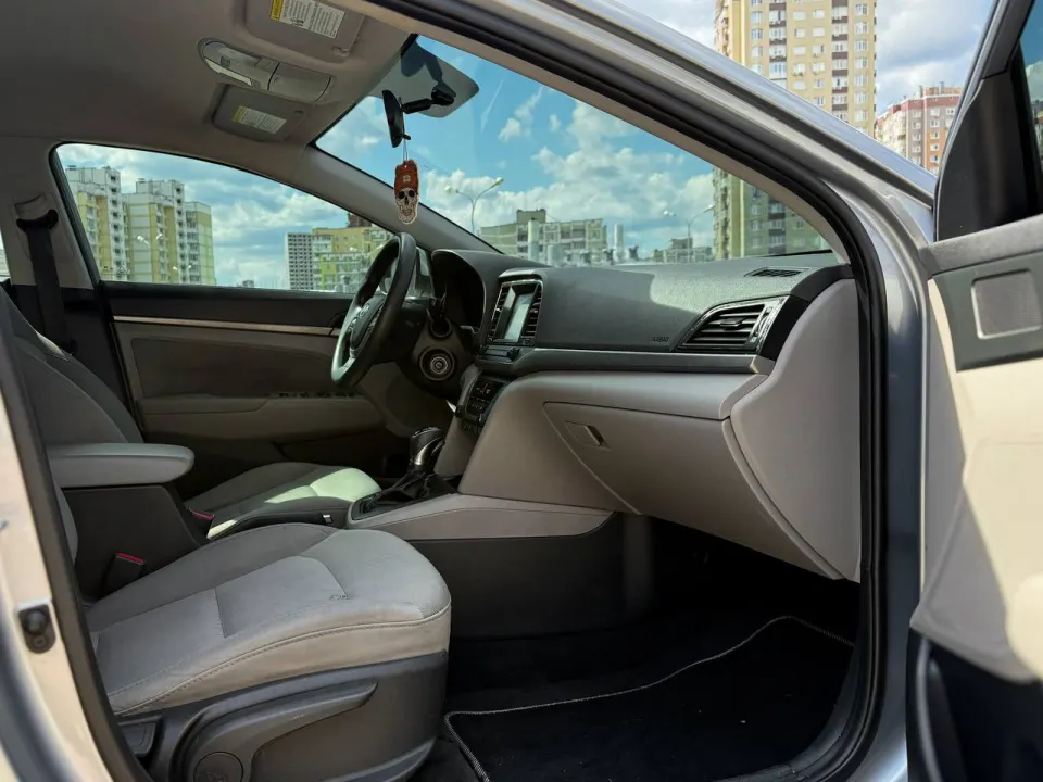 Hyundai Elantra 2017 з парку оренди KTrans