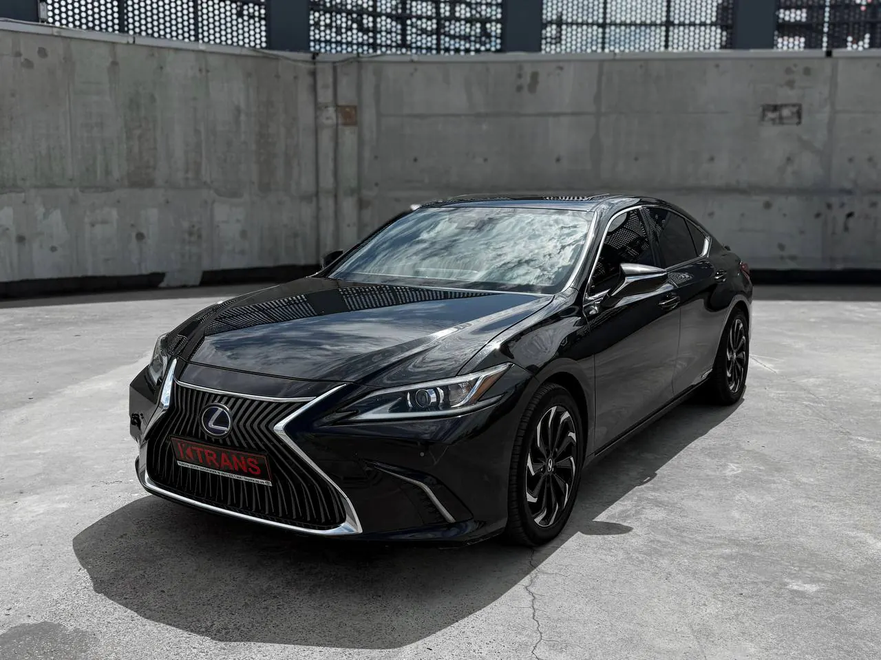 Lexus ES300 Hybrid 2019 з парку оренди KTrans