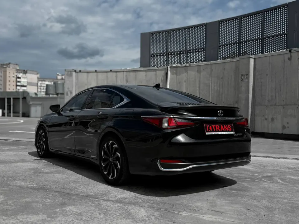 Lexus ES300 Hybrid 2019 з парку оренди KTrans