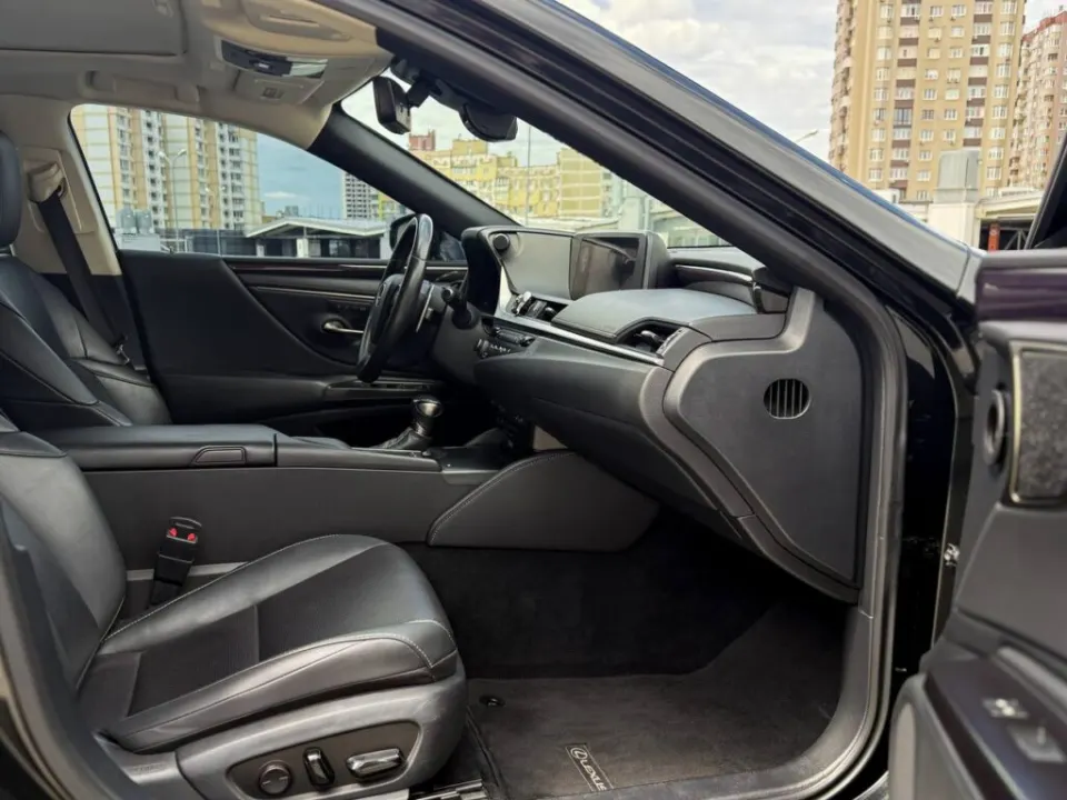 Lexus ES300 Hybrid 2019 з парку оренди KTrans