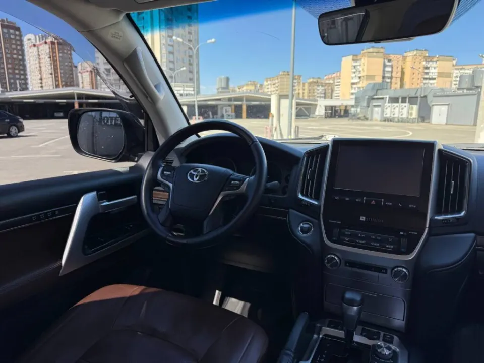 Toyota LC200 2017 з парку оренди KTrans